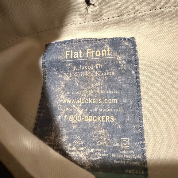 Dockers Black Flat Front Relaxed Fit No Wrinkle Khakis in Size 44x30 - Picture 8 of 10